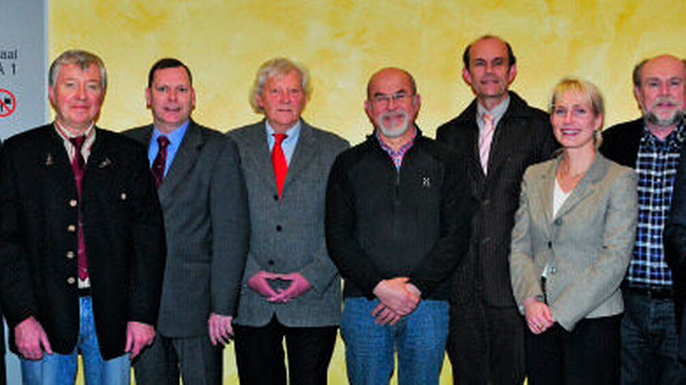 Oben (v.l.n.r.): Ehrenvorsitzender Dr. Klaus Münstermann, Dr. Winfried Lauer, ZA Leslie Crawford, Vorsitzender Dr. Richard Siepe, stellvertr. Vorsitzender ZA Rolf Austermann, Dr. Peter Noch, Prof. Dr. Ariane Hohoff, Dr. Rolf Egermann und Dr. Klaus Befele