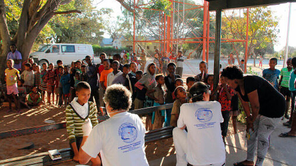 Tausende Untersuchungen gehen auf das karitative Konto von Zahnärzte ohne Grenzen. Die Einsätze verlaufen nicht immer komplikationslos, sind aber stets an den Bedürfnissen der Notleidenden ausgerichtet – gemäß dem Motto: „Manpower is more important than Moneypower.“ |