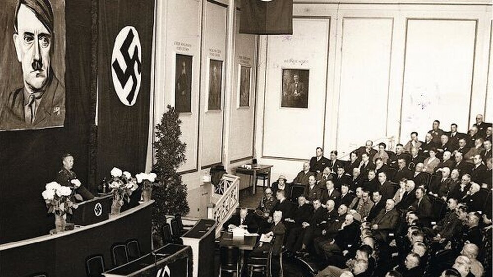 Ernst Stuck 1938 vor deutschen Zahnärzten im Reichstagssitzungssaal in der Krolloper