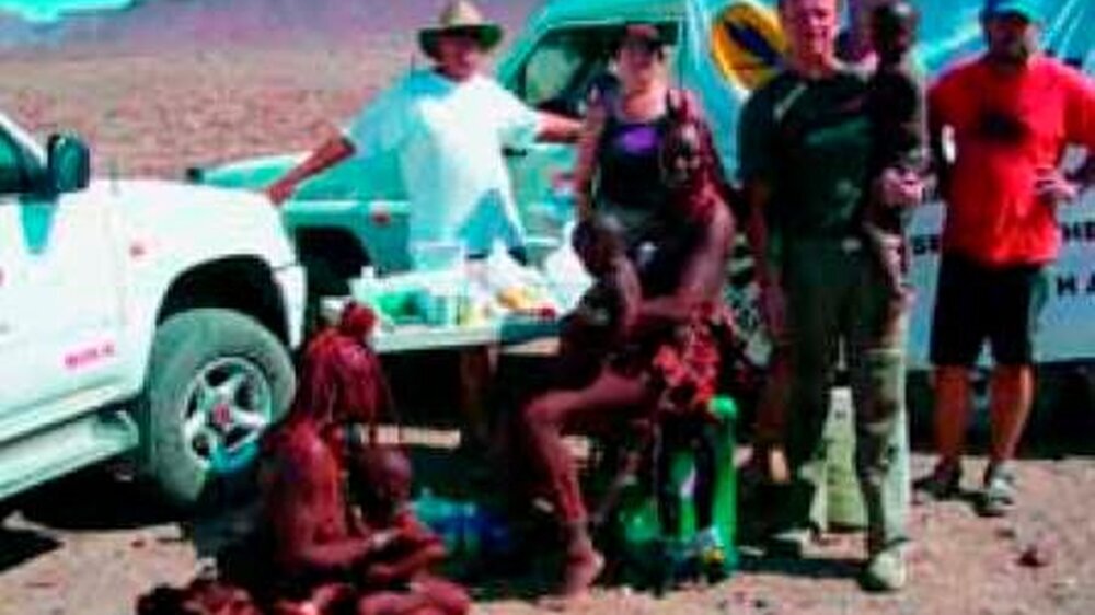 Ihr Wunsch zu helfen führte die beiden norddeutschen Zahnärzte Ralf Bechly und Roland Garve (3. u. 2. v. l.) bis nach Namibia.
