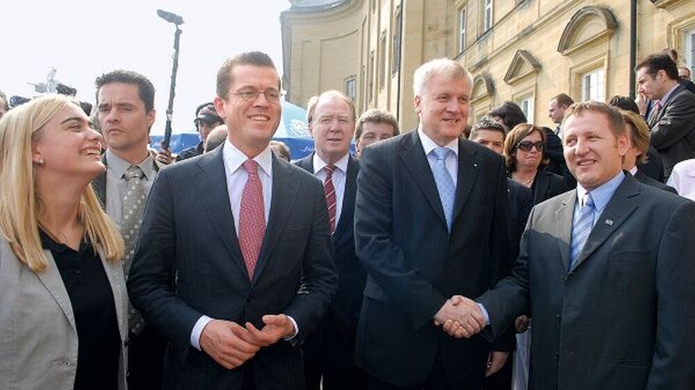 Gelingt es der Parteispitze, die CSU zu modernisieren und wieder auf Kurs zu führen? Frischen Wind verspricht sich Ministerpräsident Horst Seehofer von Bundeswirtschaftsminister Karl-Theodor zu Guttenberg.