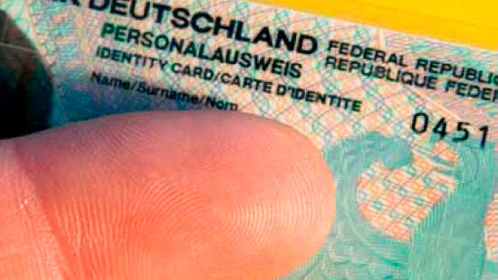 Erhöht der elektronische Personalausweis die Sicherheit? Ja, sagt Wolfgang Schäuble. SPD und Opposition haben Bedenken.