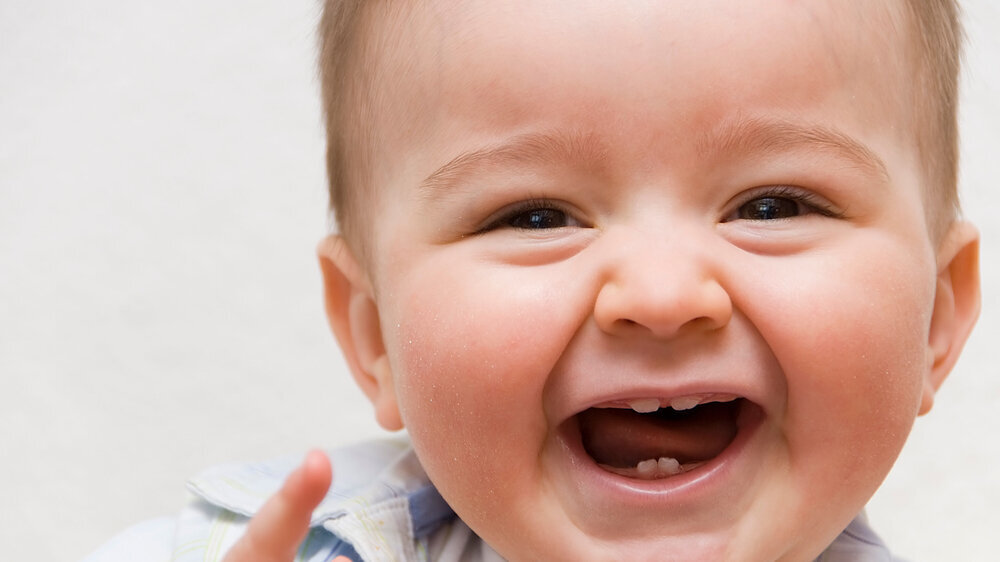Una gran sonrisa. Kind lacht