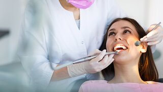 Patientin bei Zahnärztin