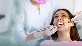 Patientin bei Zahnärztin