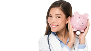 Ärztin mit Sparschwein