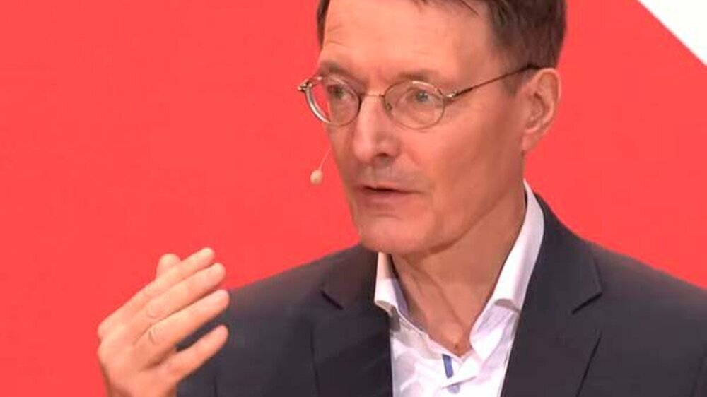 Die Fliege ist weg: Seit 2020 verzichtete Karl Lauterbach immer öfter auf sein Markenzeichen.