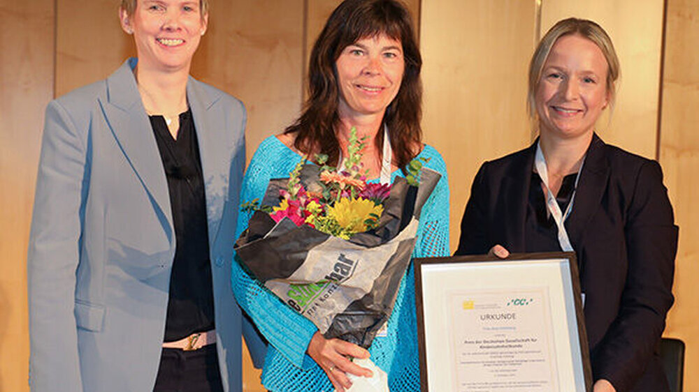 Prof. Dr. Katrin Bekes, MME (Präsidentin der DGKiZ, l.) und Kerstin Behle (Professional Services Manager, GC Germany, r.) überreichen Preisträgerin Anja Kirchberg (Zahnarztpraxis DENTALino, DENTALE MVZ Leipzig) die Auszeichnung.