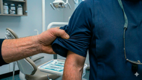 Patient packt Zahnarzt gewaltsam am Ärmel