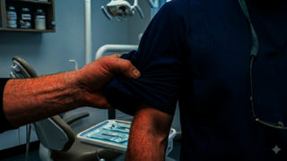 Patient packt Zahnarzt gewaltsam am Ärmel
