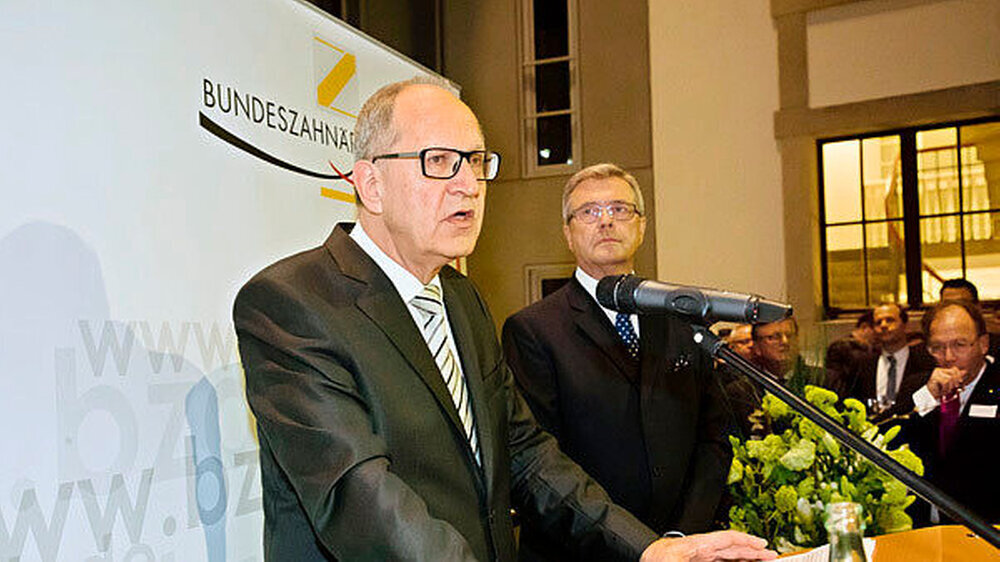 Die Zahnärzte sind Präventionsmeister. Trotzdem erhöht die Politik enorm den Druck. BZÄK-Präsident Dr. Peter Engel und der KZBV-Vorsitzende Dr. Wolfgang Eßer fanden klare Worte. Nur, was kommt davon an? Die Zahnärzte sind Präventionsmeister. Trotzdem erhöht die Politik enorm den Druck. BZÄK-Präsident Dr. Peter Engel und der KZBV-Vorsitzende Dr. Wolfgang Eßer fanden klare Worte. Nur, was kommt davon an?