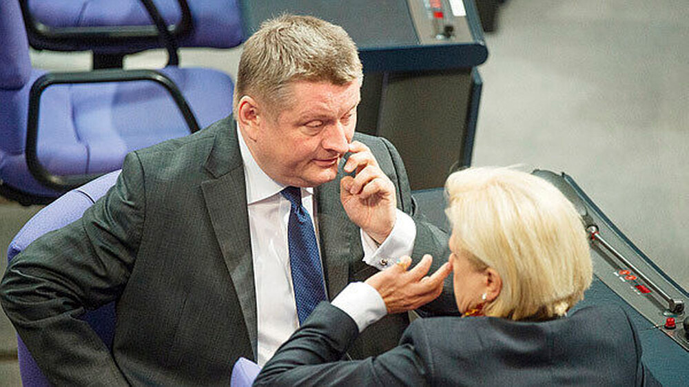 In der Psychologie spricht man vom Chamäleon-Effekt: Sie fasst sich an die Nase, er auch. Sie sagt „Bürgerversicherung“, ... Gesundheitsminister Hermann Gröhe, CDU, mit Hilde Mattheis, Gesundheitspolitische Sprecherin der SPD, beim Verhaltensmimikry.