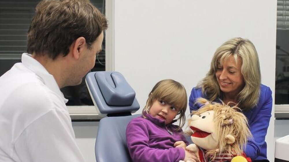 Kleine Patienten haben ein starkes Grundbedürfnis nach Sicherheit. Mithilfe von Handpuppen kann dieses Sicherheitsgefühl in kurzer Zeit vermittelt werden – mit qualifizierten Mitarbeiterinnen.