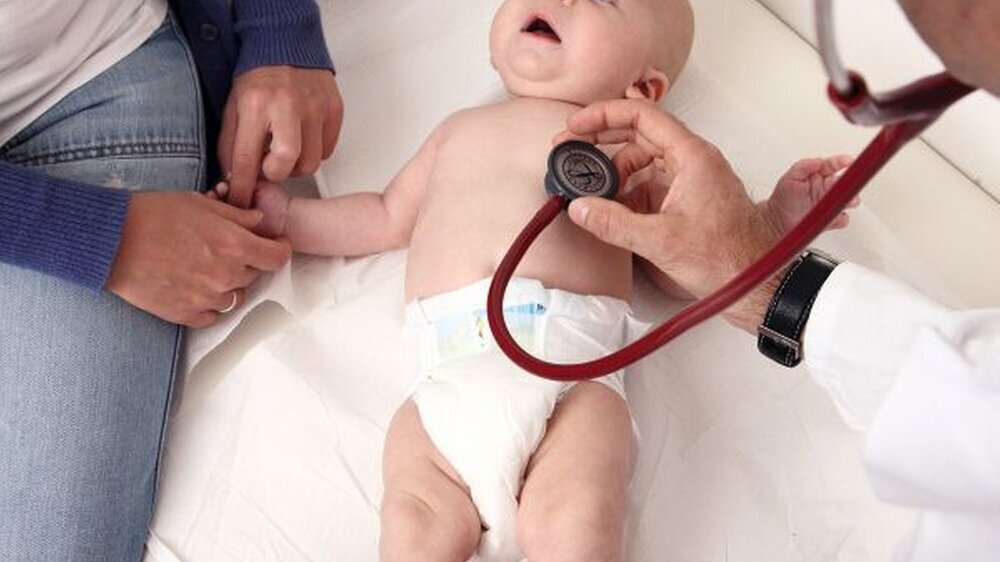 Besonders die ganz Kleinen sind vom Kawasaki-Syndrom betroffen. Da sie sich nicht artikulieren können, ist die Diagnostik nicht immer einfach. Aber eine schnelles Erkennen hilft Spätfolgen zu verhindern.