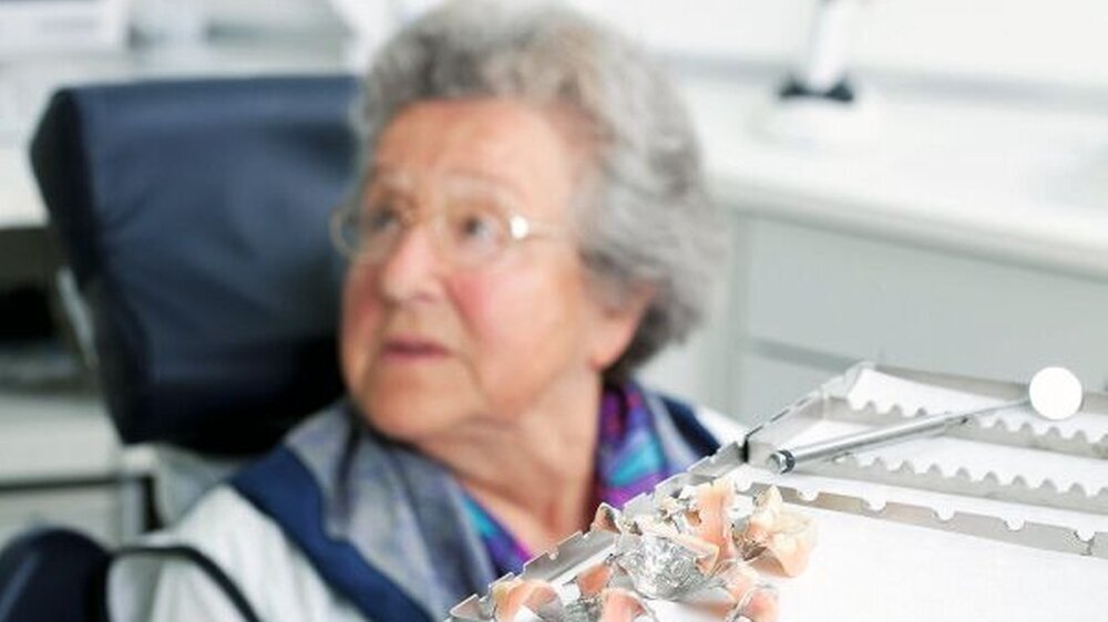 Bei der zahnmedizinischen Versorgung von Senioren muss man sich als Behandler gegebenenfalls auf eine Multimorbidität und Multimedikation der Patienten einstellen.