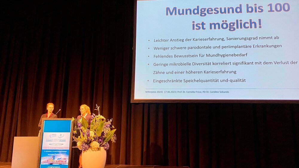 v.l.: PD Dr. Caroline Sekundo und Prof. Dr. Cornelia Frese (Heidelberg) erhielten den Millerpreis 2023 der DGZMK für ihre Forschungsarbeit „Mundgesundheit von Hochbetagten und Hundertjährigen“. Der Preis wird jährlich verliehen und ist mit 10.000 Euro dotiert. Im Fokus der Arbeit standen die Faktoren, die für eine gute Mundgesundheit im hohen Alter verantwortlich sind. Insgesamt 64 Prozent der Untersuchten waren noch (teilweise) bezahnt. Die mundgesundheitsbezogene Lebensqualität nahm mit dem Zahnverlust ab. Bei allen Hochbetagten zeigte sich ein leichter Anstieg der Karieserfahrung, während der Sanierungsgrad abnahm. Die parodontalen und periimplantären Erkrankungen zeigten sich im hohen Alter etwas weniger schwer. Gleichzeitig war aber das Bewusstsein für den Mundhygienebedarf gering. Dies spiegelt auch die mangelnde Unterstützung bei der Zahnpflege wider: nur 13 Prozent der 100-Jährigen gaben an, hierbei Hilfe zu bekommen. Die Untersuchung des oralen Mikrobioms zeigte, dass der Verlust der eigenen Zähne mit einer geringeren mikrobiellen Diversität korrelierte. Auch hatten die Probandinnen und Probanden größtenteils eine eingeschränkte Speichelqualität und -quantität. Der Speichel-pH lag zumeist im sauren Bereich, was wiederrum mit einer niedrigeren Diversität im Mikrobiom korrelierte. Die Ergebnisse senden aber auch eine positive Botschaft: Mundgesund bis 100 ist möglich!