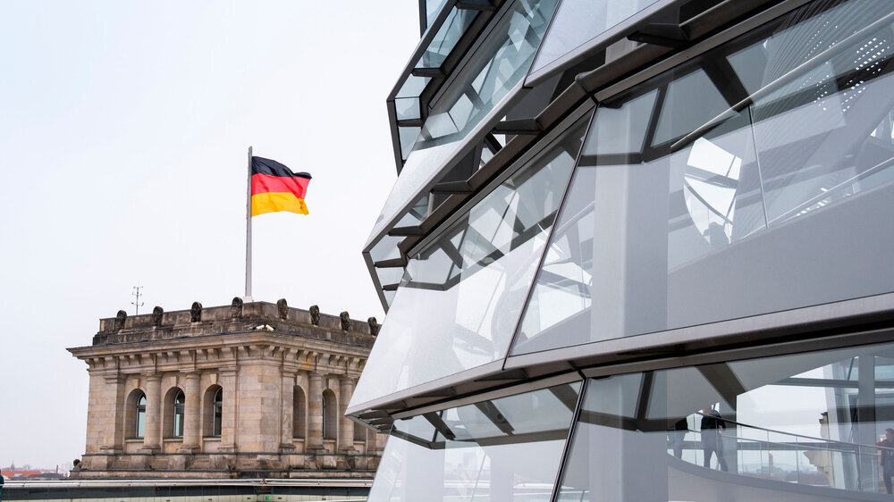 Reichstag Berlin mit Flagge Reichstag Berlin mit Flagge