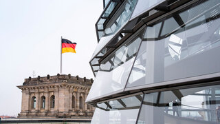 Reichstag Berlin mit Flagge