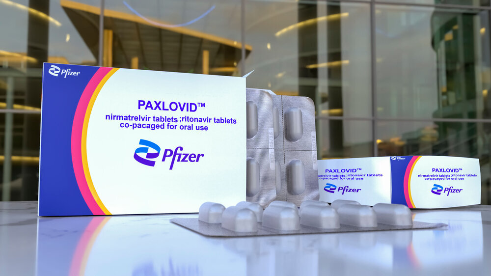 Antivirales Arzneimittel Paxlovid als handelsübliche Packung für die Apothekenverkauf.