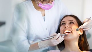 Patientin bei Zahnärztin