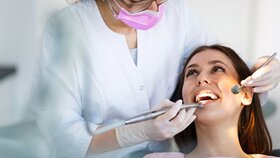 Patientin bei Zahnärztin