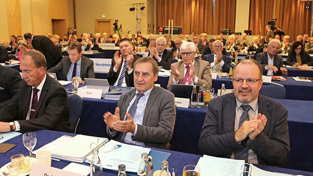 Frankfurt am Main: Die Vertreterversammlung der KZBV fordert den Gesetzgeber auf, die Gründungsberechtigung von Krankenhäusern für Z-MVZ auf räumlich-regionale sowie medizinisch-fachliche Bezüge zu beschränken.