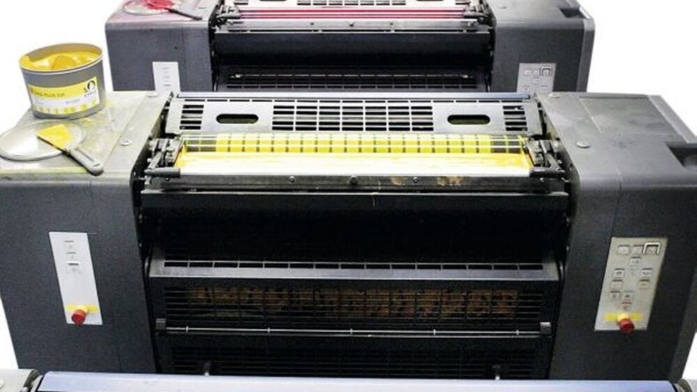 Das Print-on-Demand-Verfahren ist ein sicheres Geschäft für alle Beteiligten. Mit der Produktion – zum Beispiel auf einer hier gezeigten 4-Farb-Offset-Druckmaschine – und der anschließenden Verarbeitung des Buches wird erst begonnen, wenn das Exemp