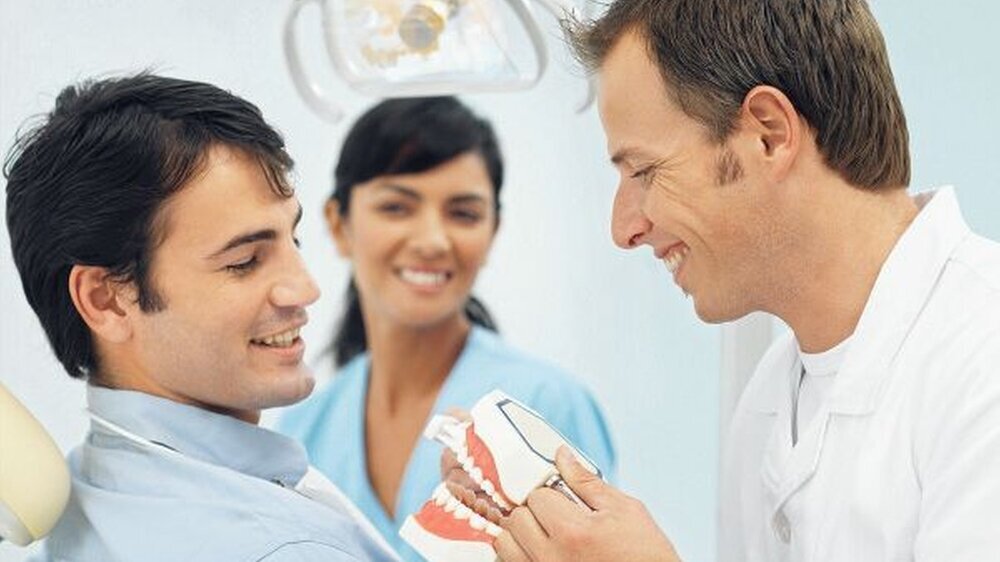 Der Erfolg des Zahn-Mediziners und seines Teams in der Behandung parodontologischer Erkrankungen ist nicht nur von guter Therapie abhängig. Zahn-Arzt und Team müssen ihre Patienten zwecks Nachhaltigkeit der Behandlung vor allem auch zu kontinuierlicher