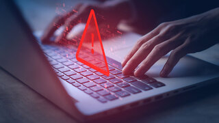 System-Hacking-Warnung auf Notebook (Laptop). Cyber-Angriff auf Computernetzwerk, Virus, Spyware, Malware oder bösartige Software. Cyber-Sicherheit und Cyber-Kriminalität. Kompromittierte Informationen im Internet.