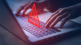 System-Hacking-Warnung auf Notebook (Laptop). Cyber-Angriff auf Computernetzwerk, Virus, Spyware, Malware oder bösartige Software. Cyber-Sicherheit und Cyber-Kriminalität. Kompromittierte Informationen im Internet.