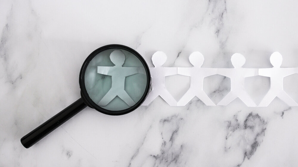 staff shortages and hiring personnel, paper people chain with magnifying glass analysing them Fachkräftemangel, Personalmangel