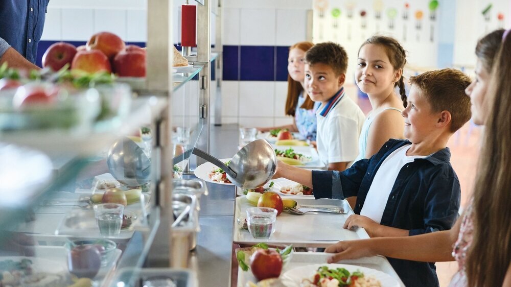 Gesundes Essen - Kinder in der Schulkantine Gesundes Essen - Kinder in der Schulkantine