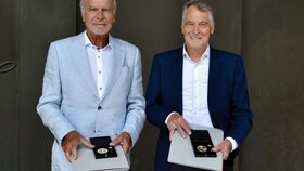 Dr. Klaus-Dieter Bastendorf und Dr. Lutz Laurisch bei der Verleihung der Goldenen Ehrennadel der BZÄK in Hamburg.
