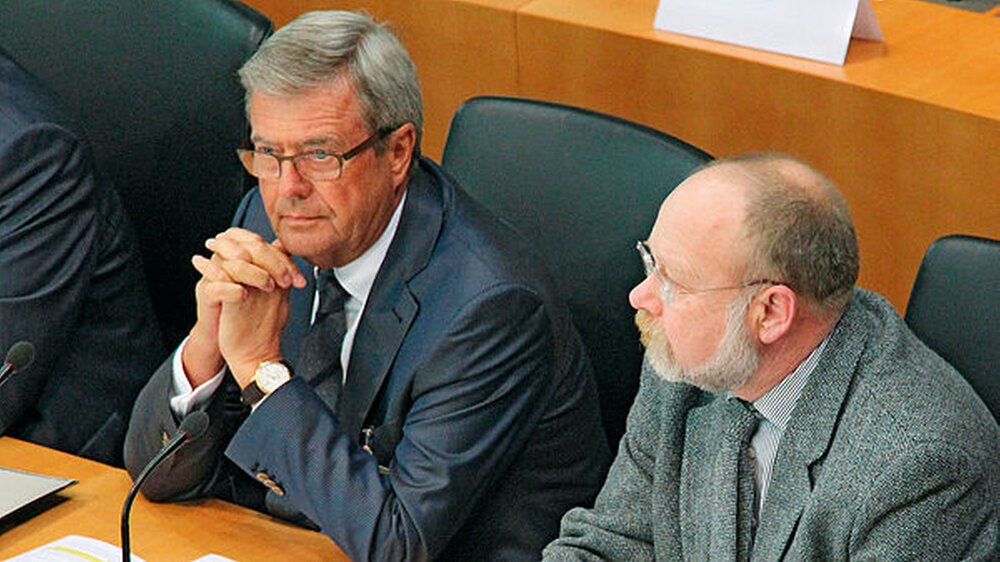 Der KZBV-Vorsitzende Dr. Wolfgang Eßer (l.) und der VV-Vorsitzende Dr. Karl-Friedrich Rommel bei der Anhörung im Bundestags-Gesundheitsausschuss Der KZBV-Vorsitzende Dr. Wolfgang Eßer (l.) und der VV-Vorsitzende Dr. Karl-Friedrich Rommel bei der Anhörung im Bundestags-Gesundheitsausschuss
