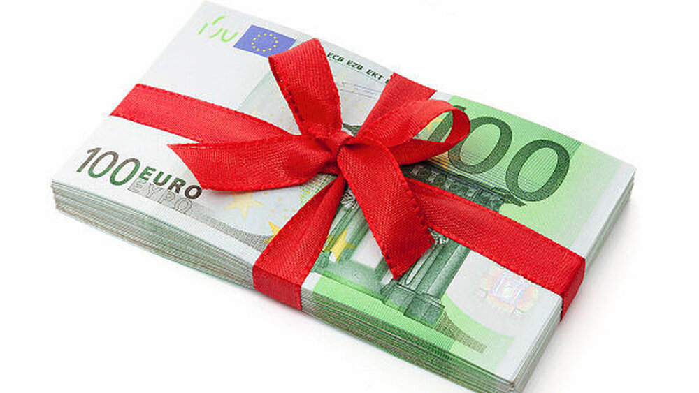 Wenn man als Praxischef mit seiner Praxismanagerin zufrieden ist, dann sollte man das auch zeigen - eventuell mit einer zusätzlichen Vergütung. |