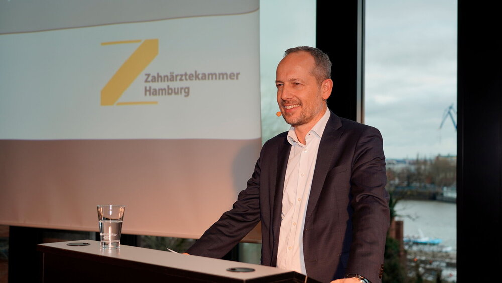 Konstatin von Laffert, Präsident der Zahnärztekammer Hamburg und Vizepräsident der Bundeszahnärztekammer, eröffnete den Zahnärztetag.