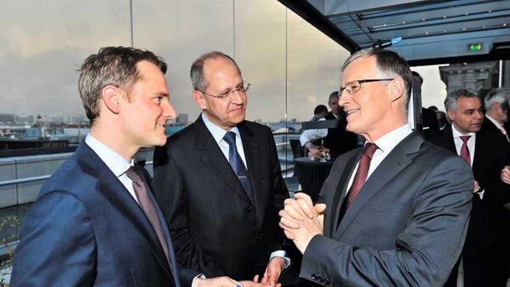 Go for GOZ: BZÄK-Präsident Dr. Peter Engel und KZBV-Chef Dr. Jürgen Fedderwitz warben bei Daniel Bahr, Staatssekretär im BMG, für eine Überarbeitung des Referentenentwurfs.