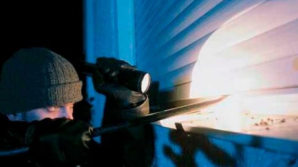 Lohnt sich´s? Immer öfter spähen kriminelle Profis ihr Zielobjekt sorgsam aus. Der aktuelle Trend gezielter Brüche in Zahnarztpraxen deutet auf Auftragsarbeiten einer ganz besonderen „Beschaffungsorganisation“ hin.