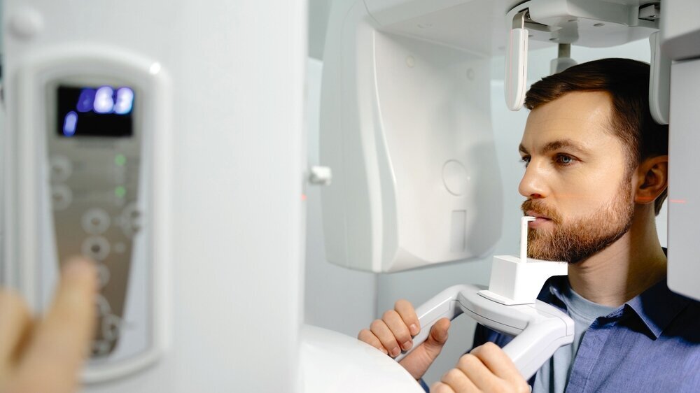 Panoramic image of teeth. A patient in a modern dental clinic takes a panoramic picture of the teeth. Prevention of dental diseases. Accurate diagnosis.Side view.
