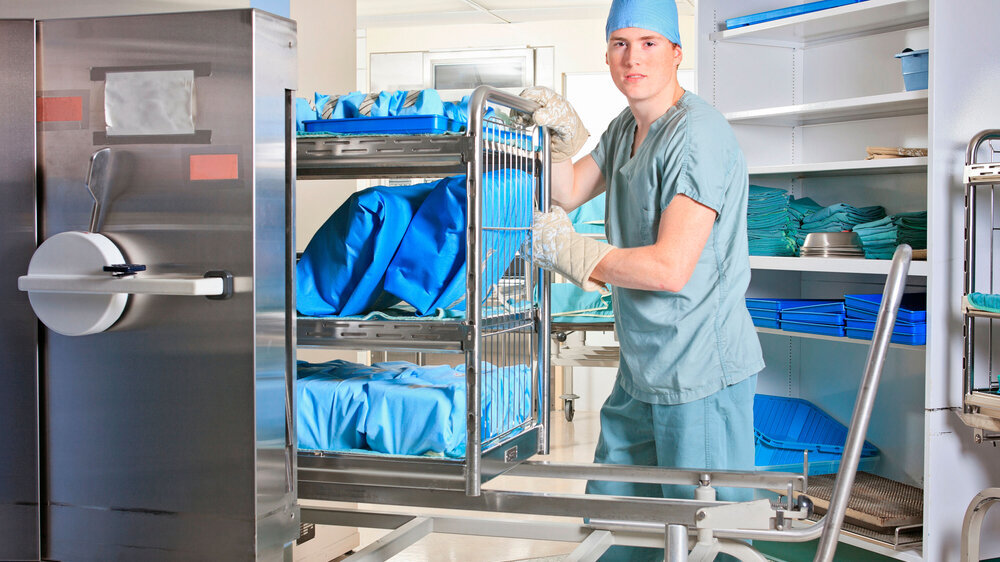 Fachkräftemangel und Kostendruck machen der Gesundheitswirtschaft immer noch stark zu schaffen. Dem neuen Report zufolge leiden 81 Prozent der Gesundheits- und sozialen Dienste weiter unter großer Personalnot – nahezu unverändert gegenüber dem Vorja