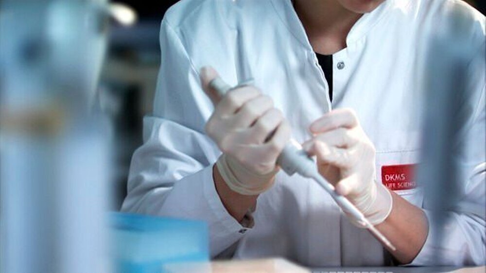 Für die Registrierung eines Spenders zahlt die DKMS 50 Euro - das Gros der Kosten entfällt auf das Labor.