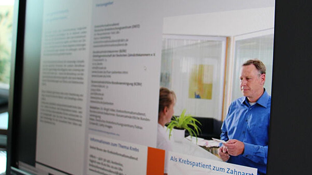 Ein Besuch beim Zahnarzt? Konfrontiert mit der Diagnose Krebs, haben Betroffene meist ganz andere Sorgen. Warum es dennoch wichtig ist, gerade dann an die Gesundheit von Mund und Zähnen zu denken, erläutert der Flyer "Als Krebspatient zum Zahnarzt. So s