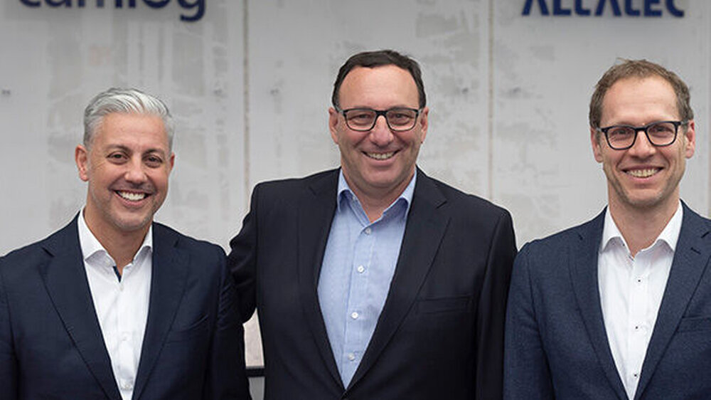 CAMLOG Geschäftsführer Michael Ludwig mit Martin Lugert (links) und Markus Stammen (rechts)