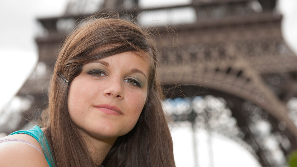 Portrait d'une ado devant la Tour Eiffel Mädchen vor dem Eiffelturm