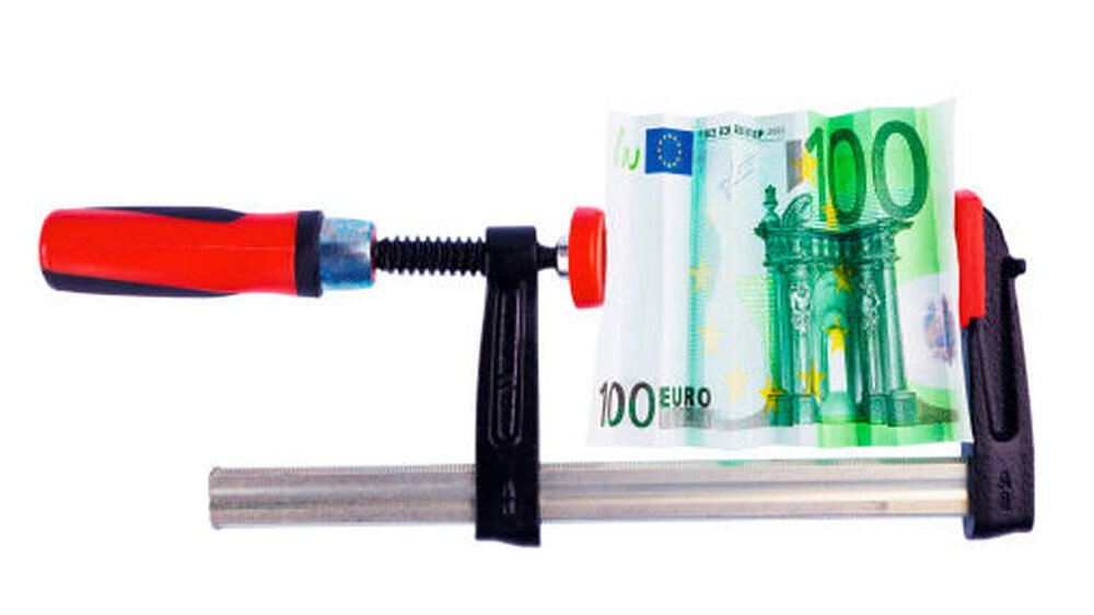 In der Klemme: Versicherer und Bausparkassen geben den Druck der hohen Zinsen aus alten Verträgen an die Kunden weiter.