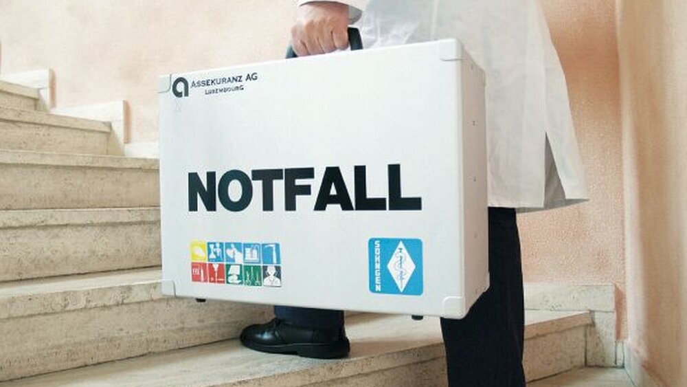 Bis der Notarzt die Praxis erreicht, kann das Team lebensrettende Maßnahmen ergreifen. |