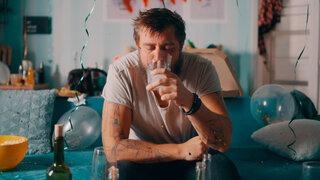 Hangover Kater Alkoholmissbrauch Alkohol Analgetika Aspirin Schmerzmittel