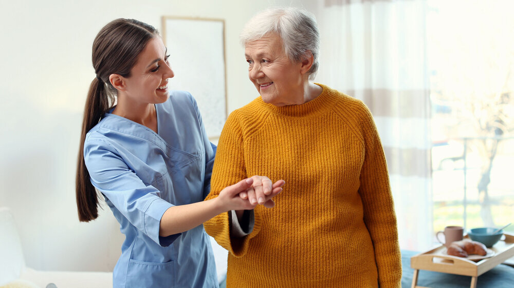 Pflege im Gesundheitswesen: Krankenschwester eine Patientin. Pflege im Gesundheitswesen: Krankenschwester eine Patientin.
