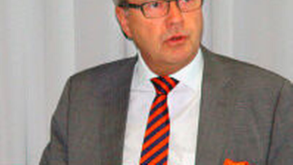 Trugen mit Referaten und Statements zur Tagung bei: Dr. Wolfgang Eßer, Prof.  |