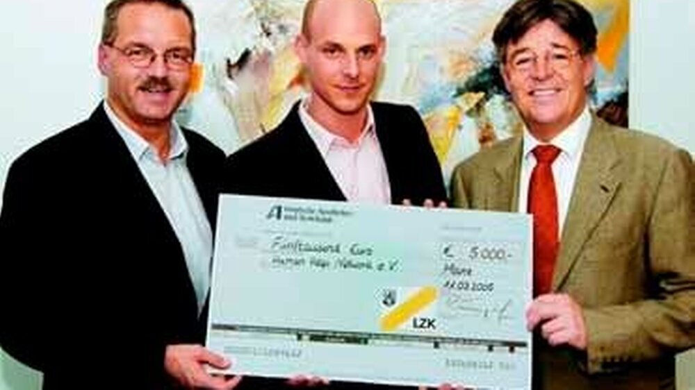 V.l.n.r.: Ewald Dietrich von der Mainzer Hilfsorganisation „human help network”, Dr. Christopher Köttgen und Dr. Michael Rumpf, Vizepräsident der LZK Rheinland- Pfalz, bei der Übergabe der Spende.